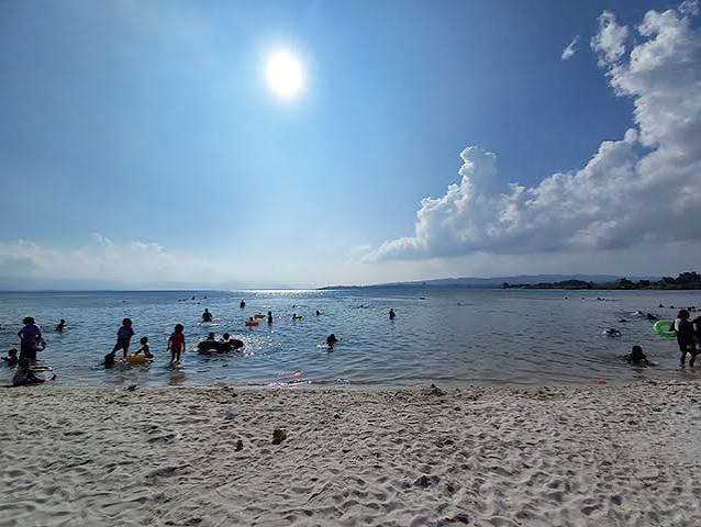 Pantai Pasir Putih Parparean
